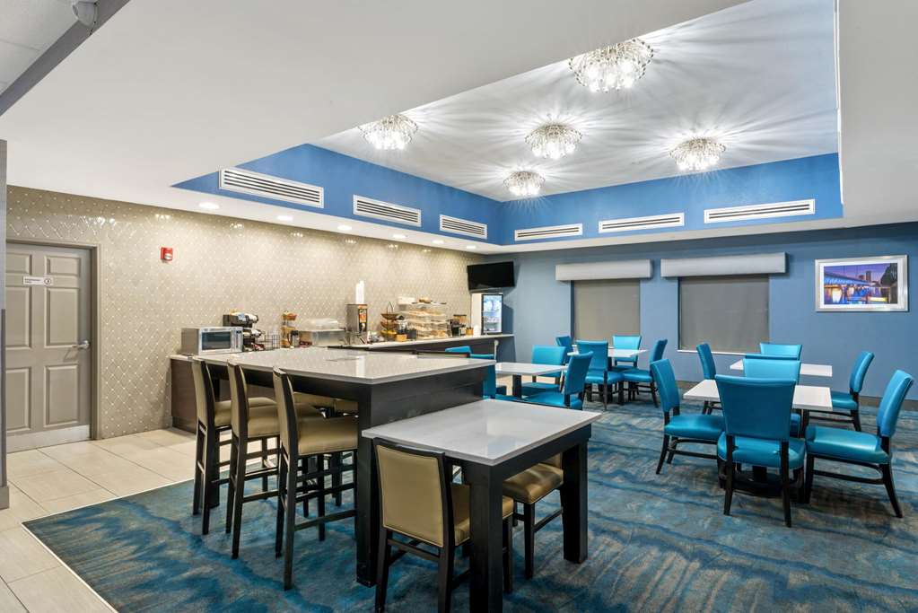La Quinta Inn & Suites by Wyndham Phoenix I 10 West - photo 44