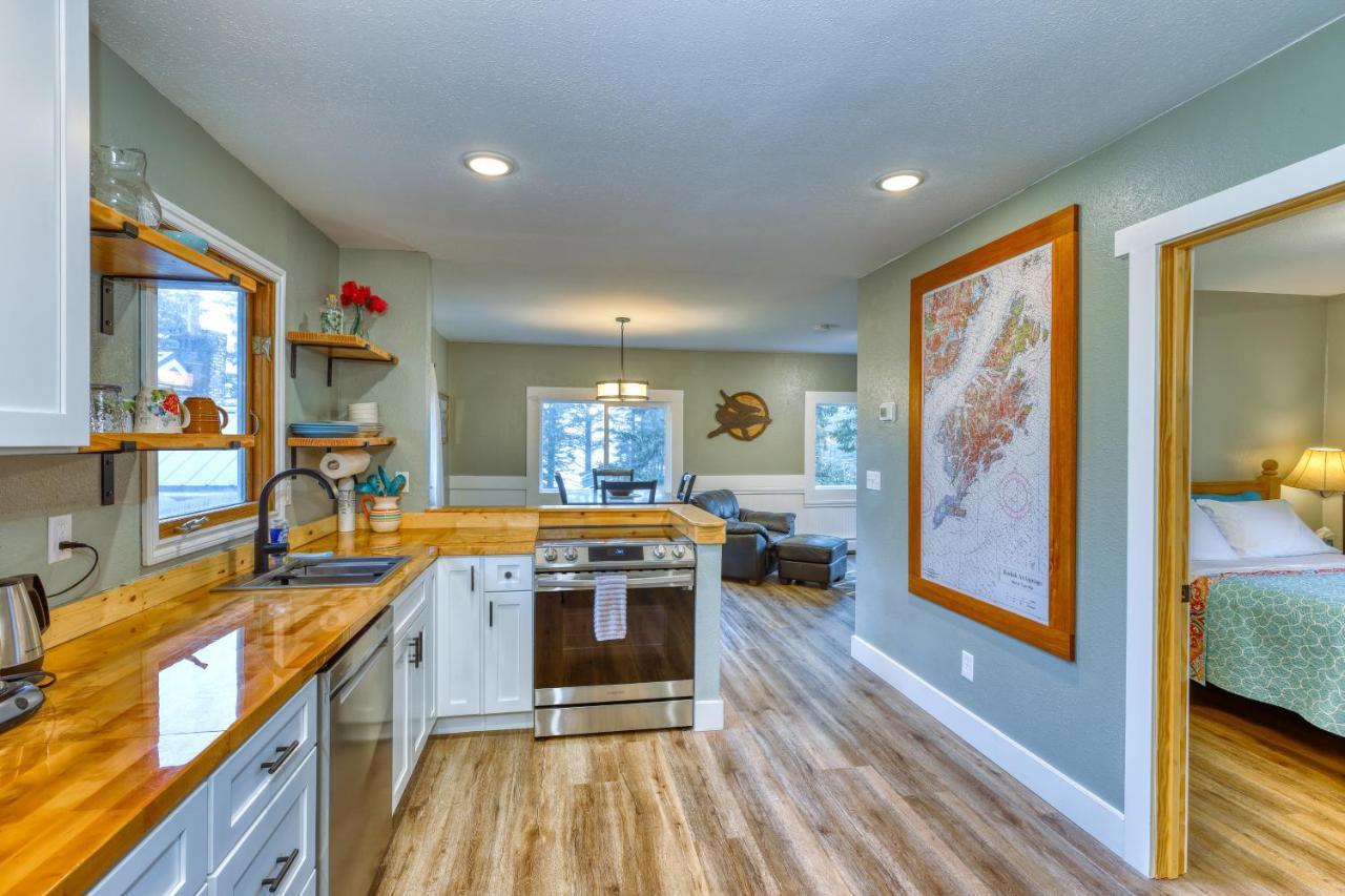 Captivating Coastline 2 BR Retreat with Ocean View — 4-Star Luxury Hotel in Kodiak, United States