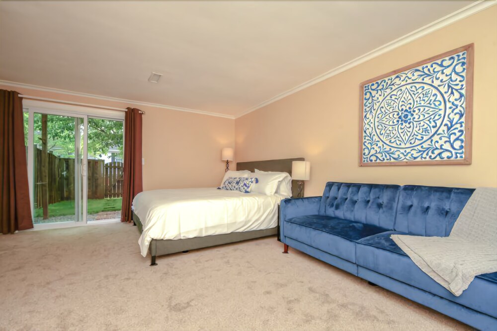 NEW 3 story Townhome Private Self checkin Quiet. - photo 5