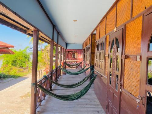 DONDET Suns down 2 bungalows in Muang Khong, Laos