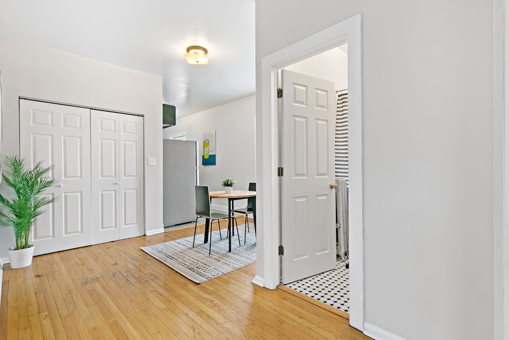 King Bed Full Kitchen Rogers Park 5mins Loyola - photo 10