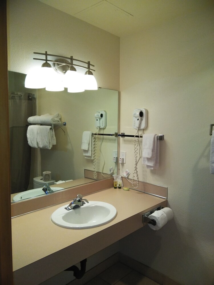 Sisters Inn And Suites - photo 17