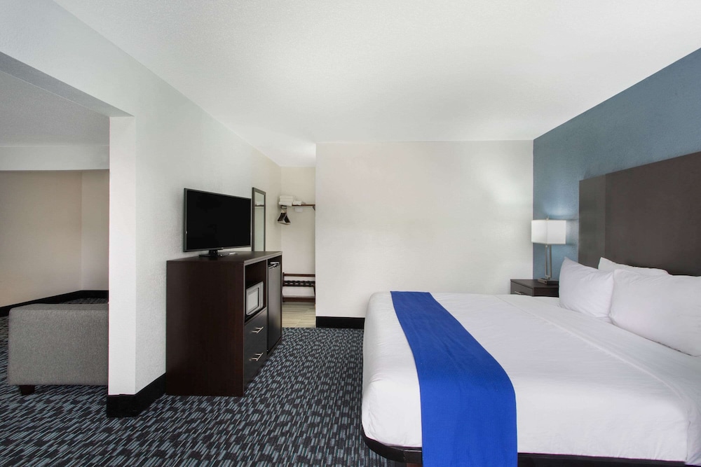 Baymont by Wyndham Charlotte University - photo 8