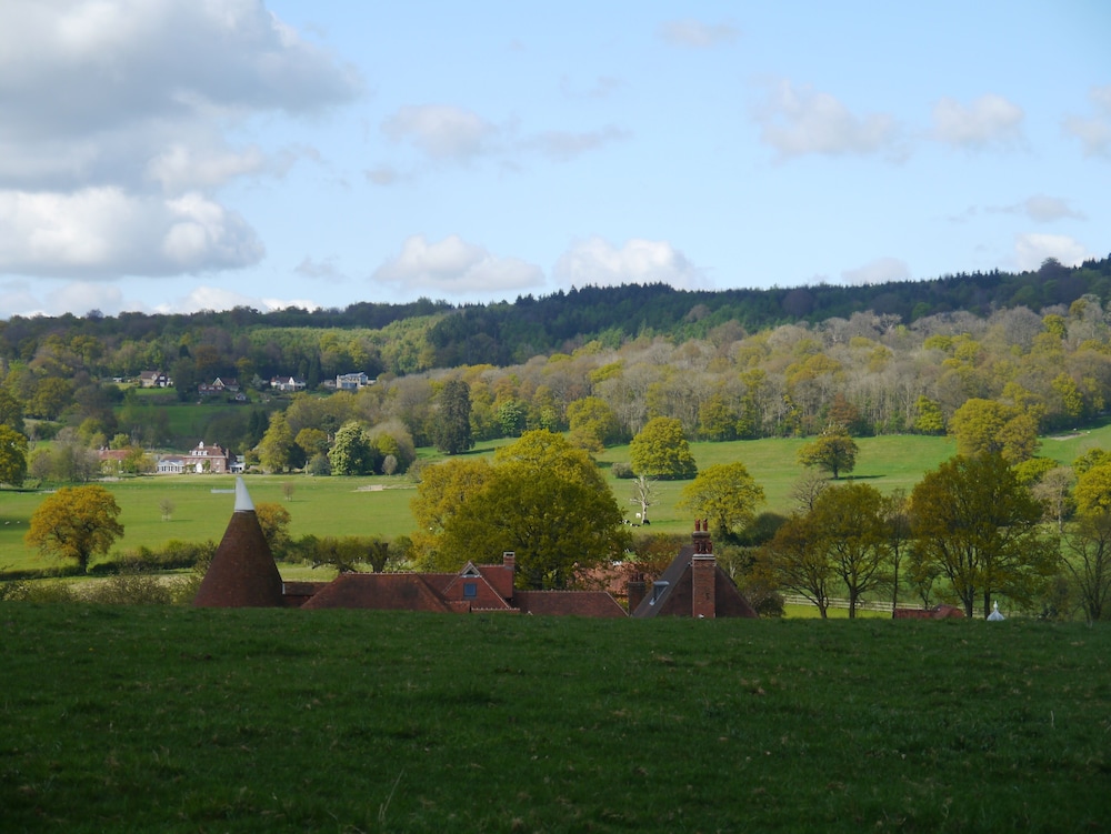 Hurst Farm - carbon neutral hotel in Edenbridge