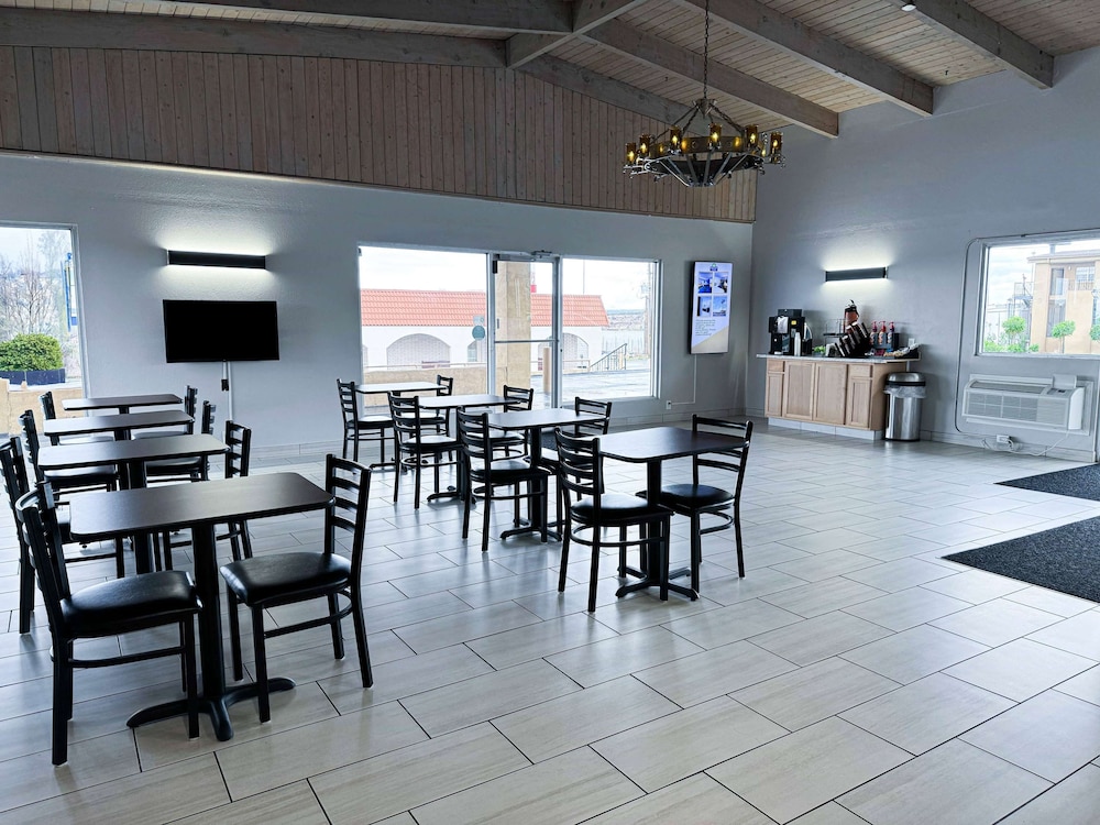 Days Inn & Suites by Wyndham Santa Rosa - photo 14