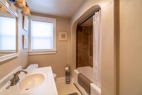 Rustic 2 Bedroom walking distance to Downtown