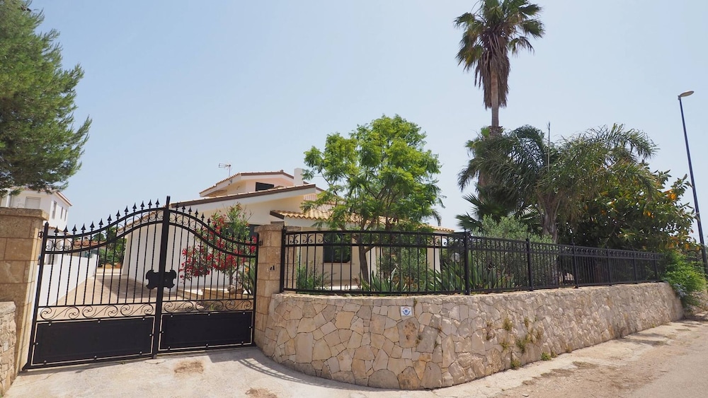 Villetta Nonno Seba Sleeps 4 Just a few Metres From the sea in Racale, Italy