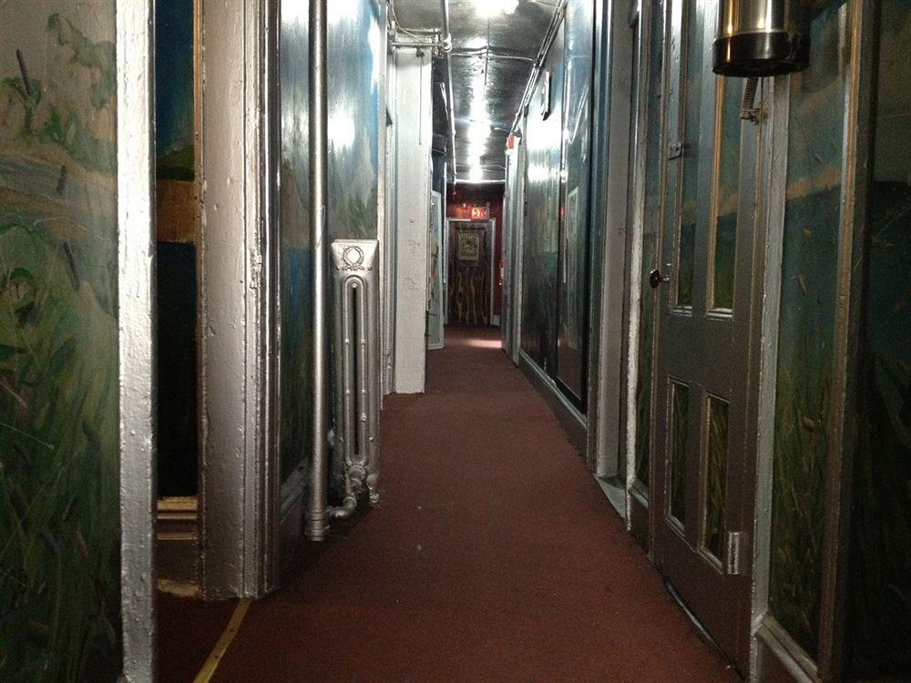 Carlton Arms Hotel - photo 7