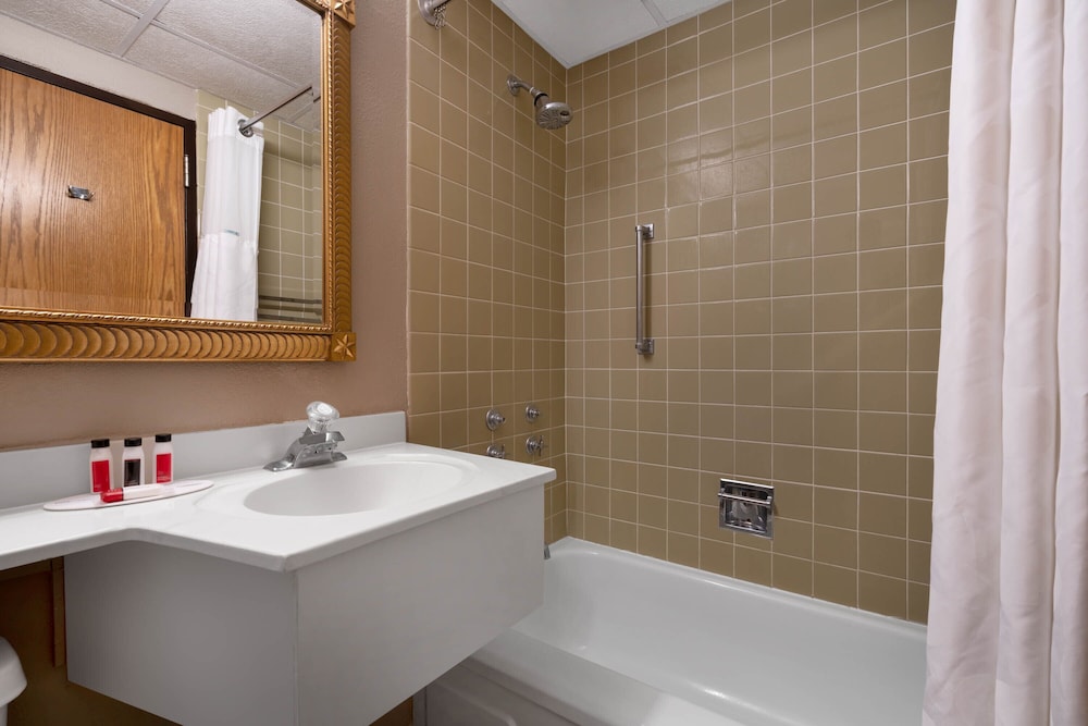 Ramada by Wyndham Albert Lea - photo 61
