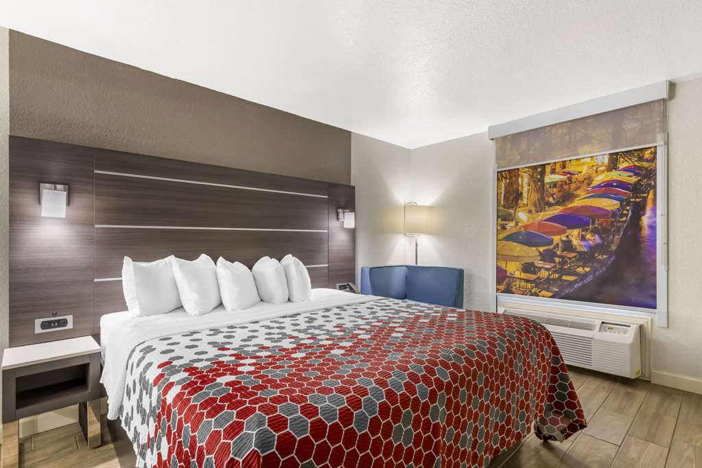 Econo Lodge Inn & Suites Near Lackland AFB - photo 23