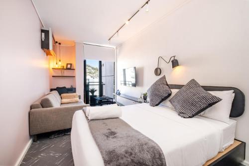Flamingo 805 Top Floor Sea Point Studio Near Beach with Daily Housekeeping