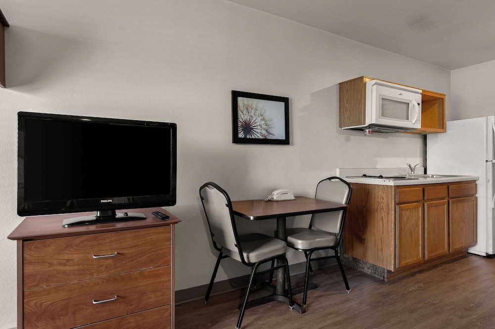 WoodSpring Suites Champaign near University - photo 14