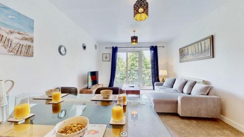 Riverside Apartment with Parking 1 Mile from Town Centre — 4-Star Luxury Hotel in Maidstone, United Kingdom