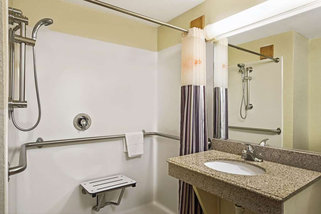 La Quinta Inn & Suites by Wyndham Salina - photo 25