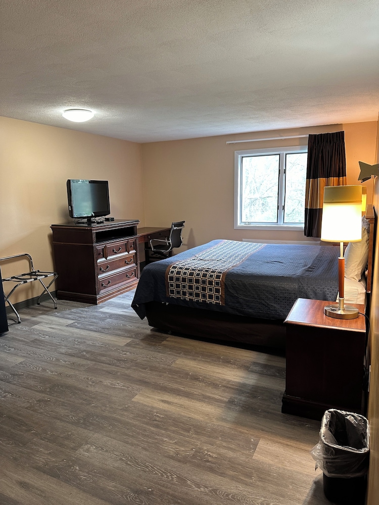 Wickford Motor Inn - photo 8