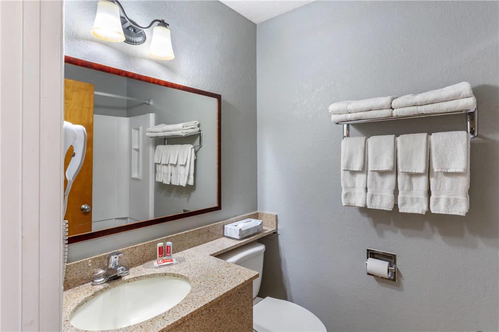 Econo Lodge Inn & Suites Old Saybrook Westbrook - photo 33