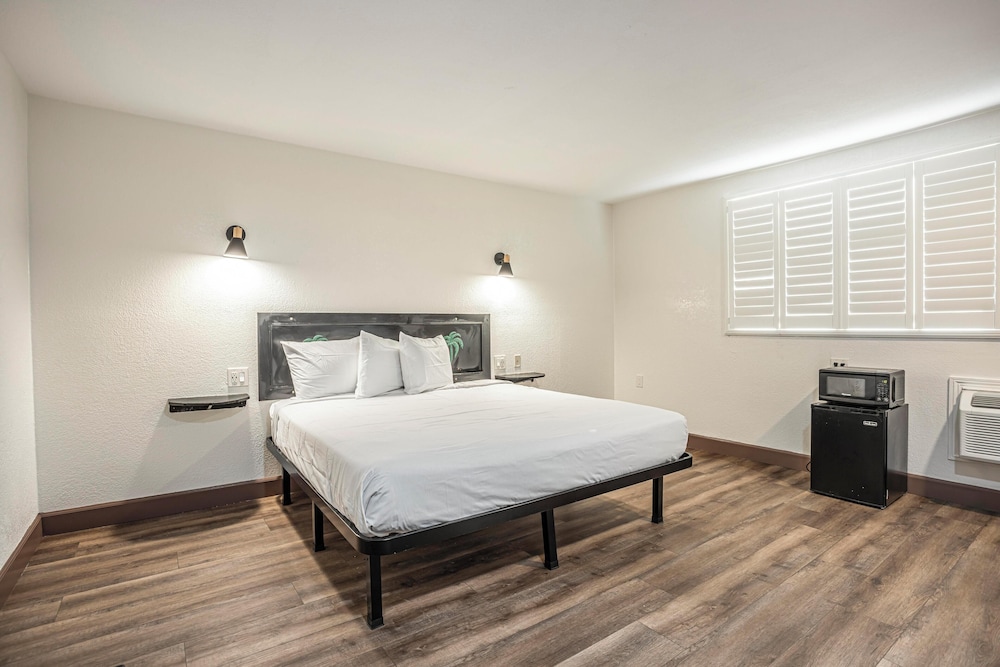 The Greens Hotel Stockton Blvd - photo 11