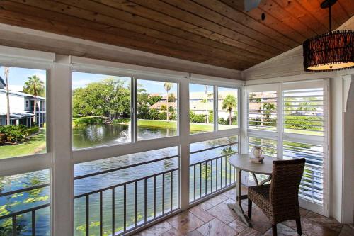 Stunning lakefront condo on Siesta Key with private beach access — 4-Star Luxury Hotel in Siesta Key, United States