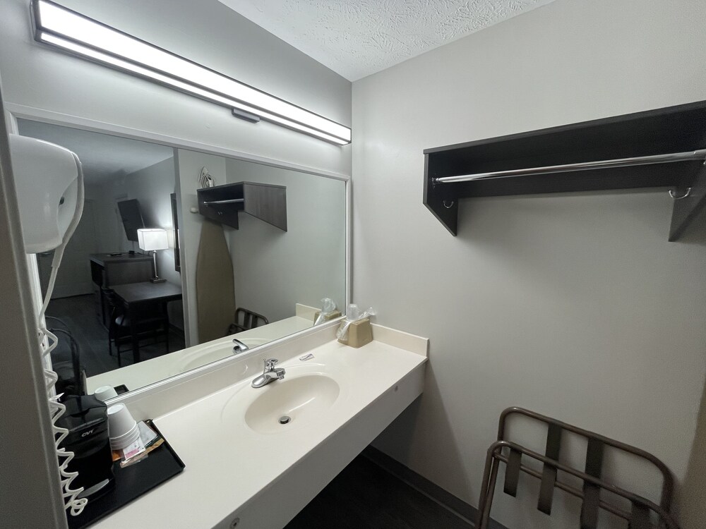 Embassy Inn - photo 16