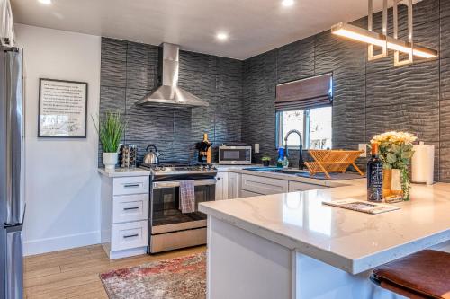 Modern Living Steps From Downtown — 4-Star Luxury Hotel in Walnut Creek, United States