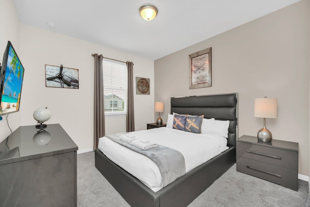 Chic Resort Villa: Themed Rooms Pool & Game Room - photo 7