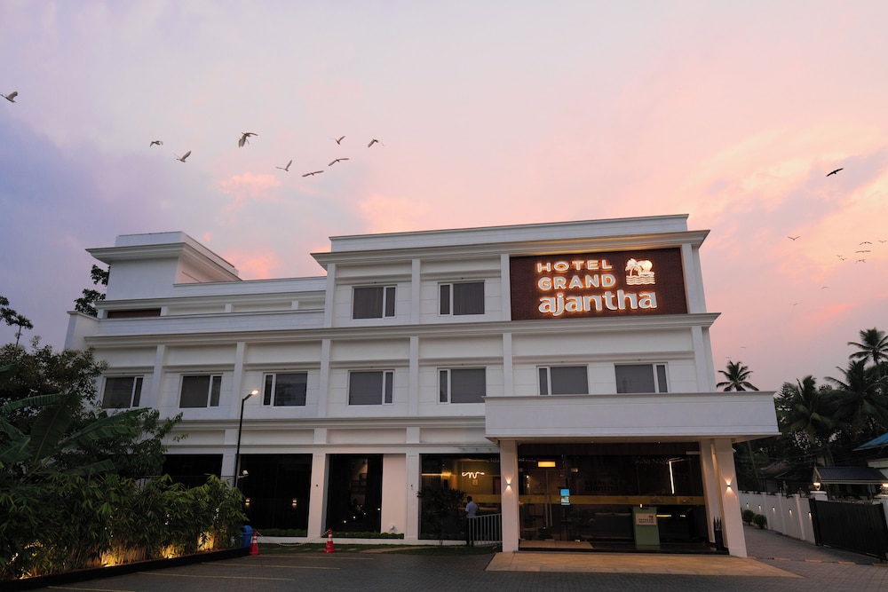 Hotel Grand Ajantha — hotel in Changanacheri