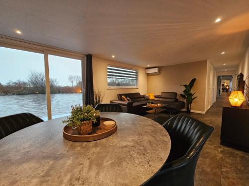 Luxe Woonboot In De Natuur Aan Doorgaand Vaarwater — Leeuwarden