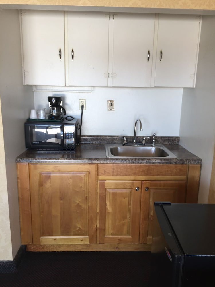 Town and Country Motel - photo 11