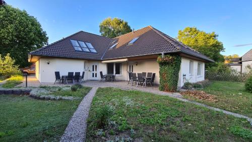 Haus 5 Elemente Fewo Raum mit Terrasse Bio Kamin und 2 Schlafzimmer — 4-Star Luxury Hotel in Seebad Bansin, Germany