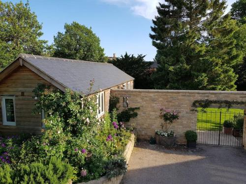 Charming Cottage surrounded by Idyllic garden in peaceful location in central Charlbury — 4-Star Luxury Hotel in Charlbury, United Kingdom