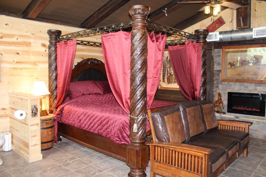 Samantha's Timber Inn - photo 4