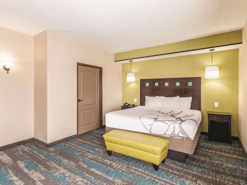 La Quinta Inn & Suites by Wyndham Dallas Grand Prairie South - photo 54