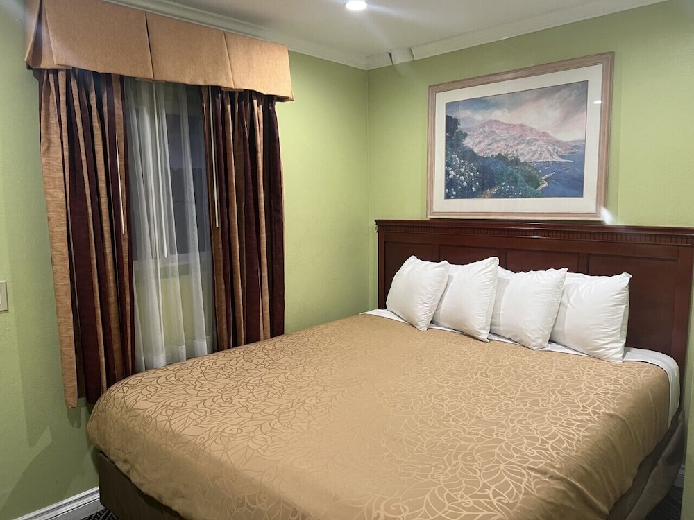 Redondo Inn and Suites - photo 7