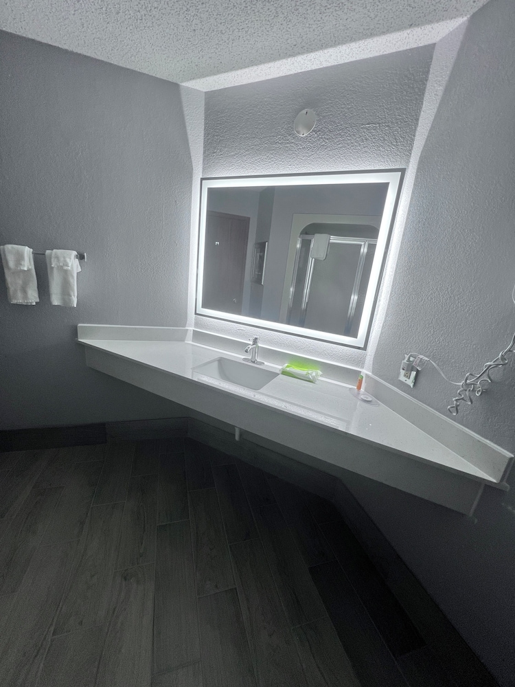 Apple Tree Inn and Suites - photo 14