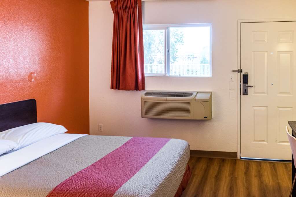 Motel6 Bakersfield CA Convention Center - photo 10