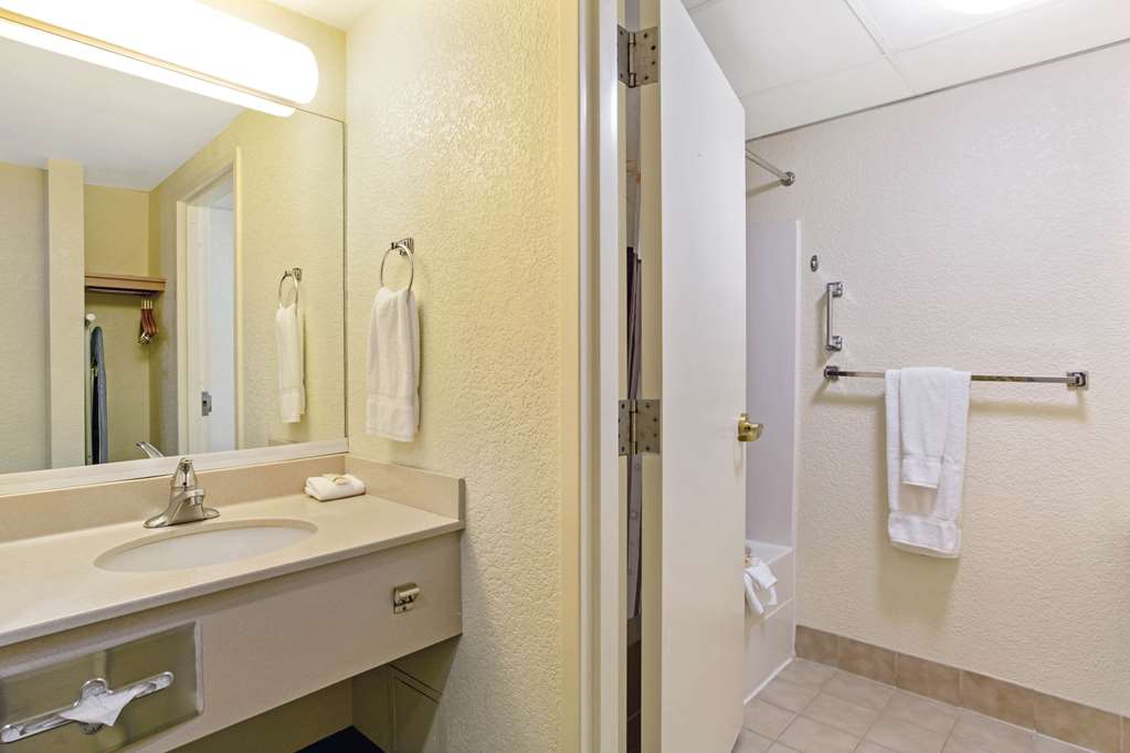 La Quinta Inn & Suites by Wyndham Boston Somerville - photo 26