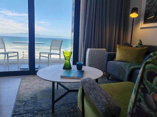 Wavescapes Chic Seaside Stay