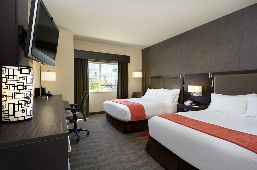 Holiday Inn Express Hotel Naples Downtown 5th Avenue - photo 9
