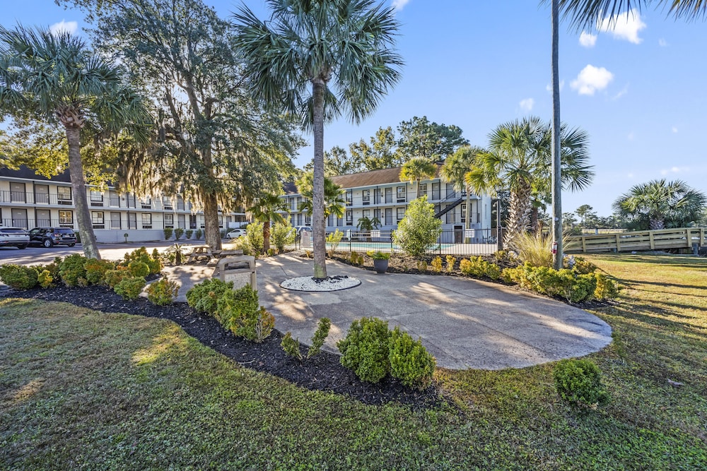 Creekside Lands Inn - photo 25