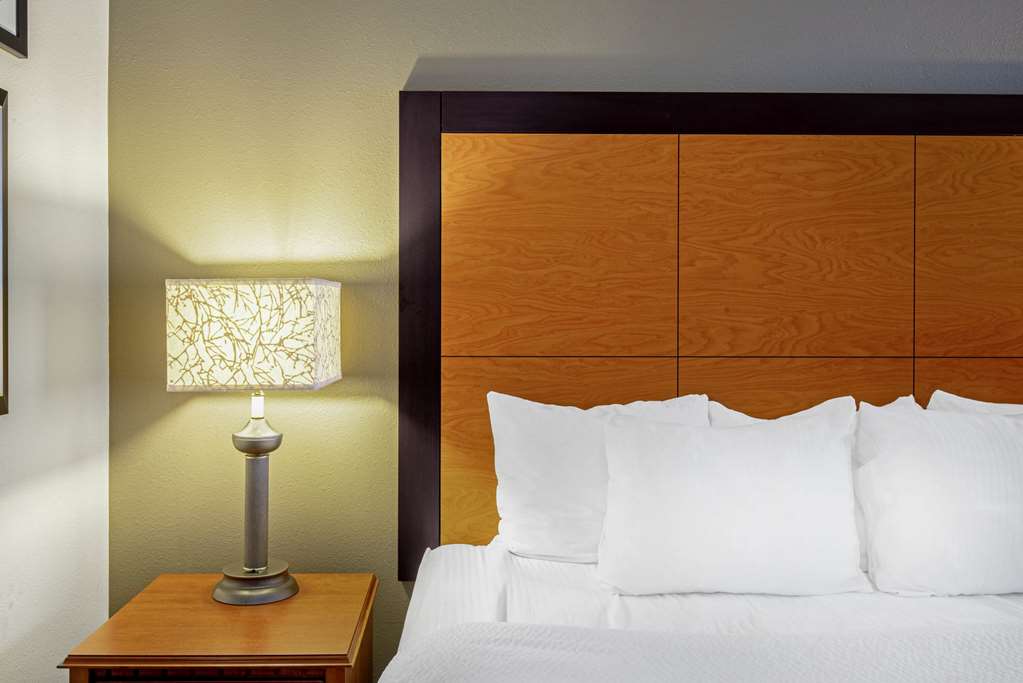 La Quinta Inn & Suites by Wyndham Harrisburg Airport Hershey - photo 10
