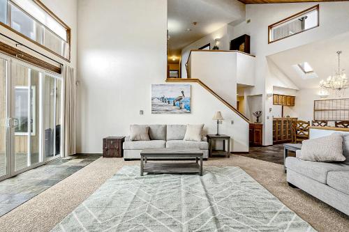 Oceanfront Oasis Home Overlooking Pebble Beach — 4-Star Luxury Hotel in Crescent, United States