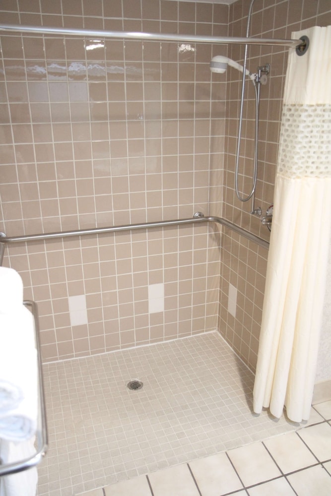 Hampton Inn Greeneville - photo 12