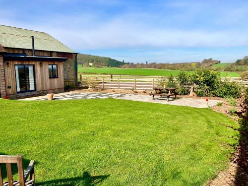 Evenwood Byre - last minute hotel in Kenley