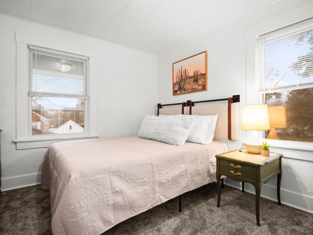 King Bed Stocked Kitchen Easy Driveway Parking 2mi to Downtown & Coliseum — 4-Star Luxury Hotel in Fort Wayne, United States
