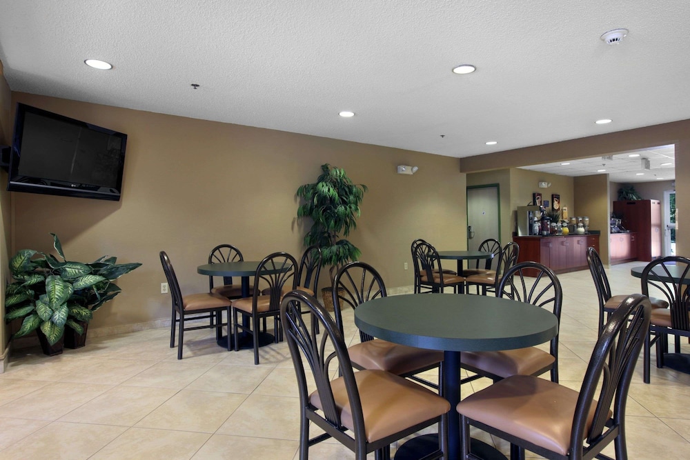 Microtel Inn & Suites by Wyndham Palm Coast I 95 - photo 28