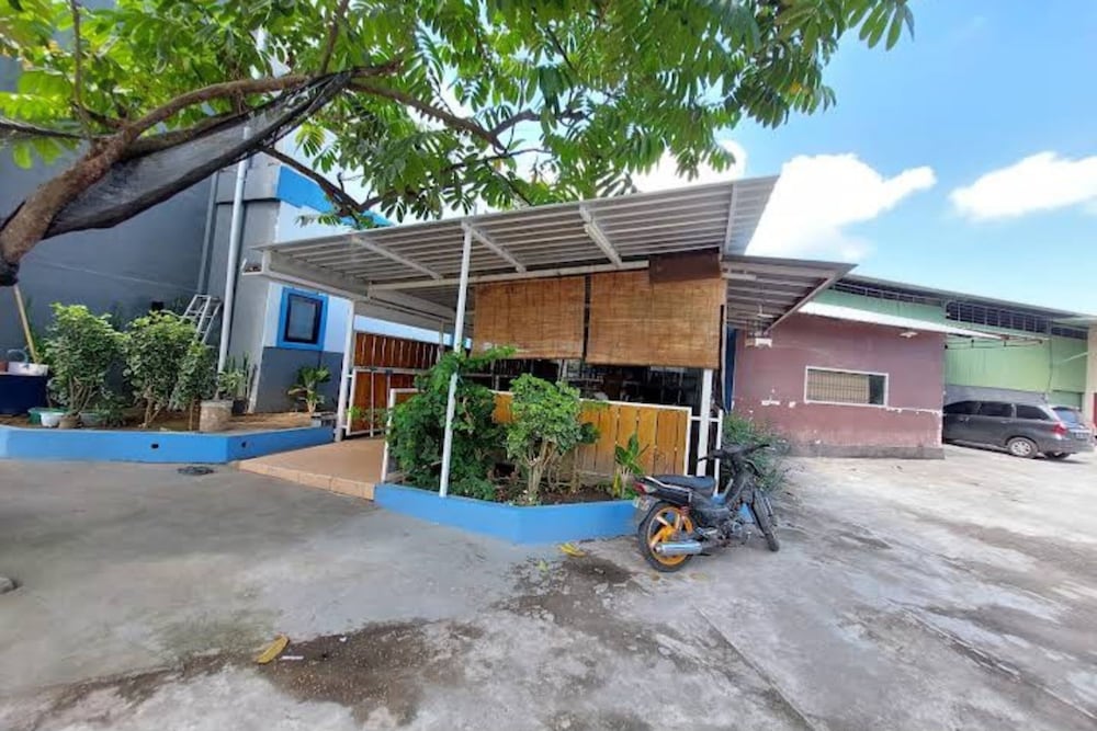 Hotel O Kanditha Homestay Near Lombok Exotic Sentral Oleh oleh in Senggigi, Indonesia