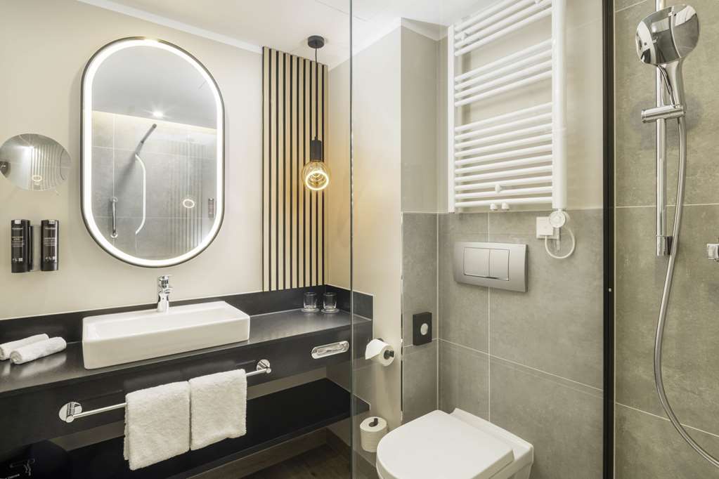 Steigenberger Hotel Bielefelder Hof, Germany - Guest Bathroom