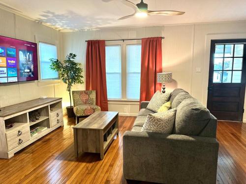 Comfortable Apartment Near To Aviation Museum Spruce Goose 22028634 — Hickory