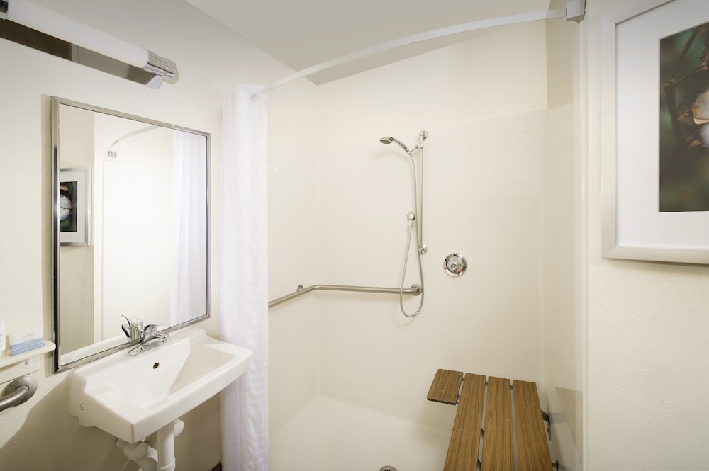 Candlewood Suites Richmond South an IHG Hotel - photo 2