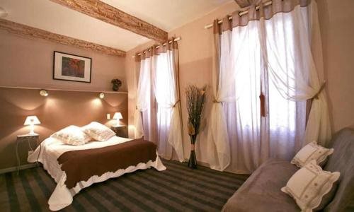 Logis Hotel La Garbure — Chateauneuf Du Pape